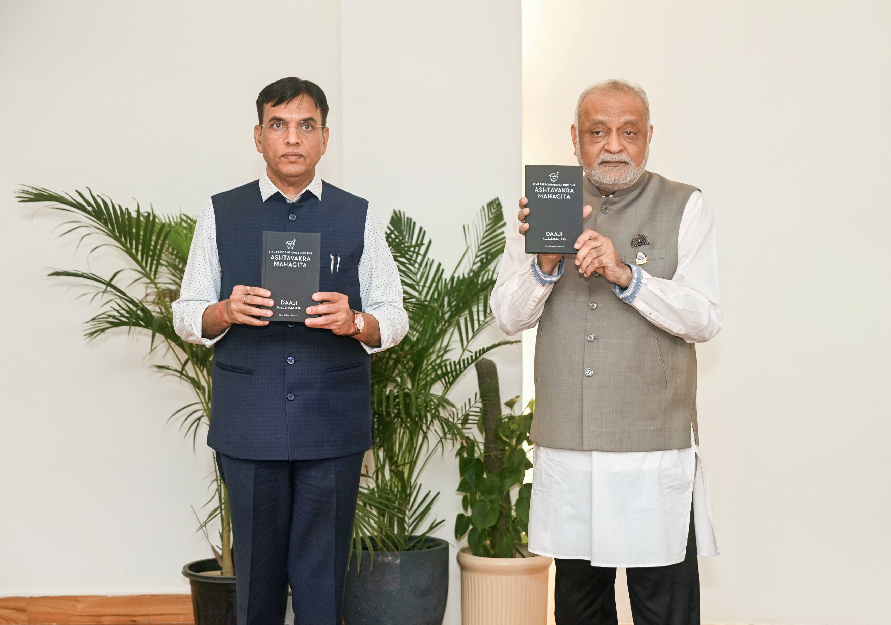 Hon’ble Union Minister Dr Mansukh Mandaviya Releases the New Book, ‘Five Prescriptions from the Ashtavakra Mahagita’ authored by Daaji, the Guide of Heartfulness in New Delhi