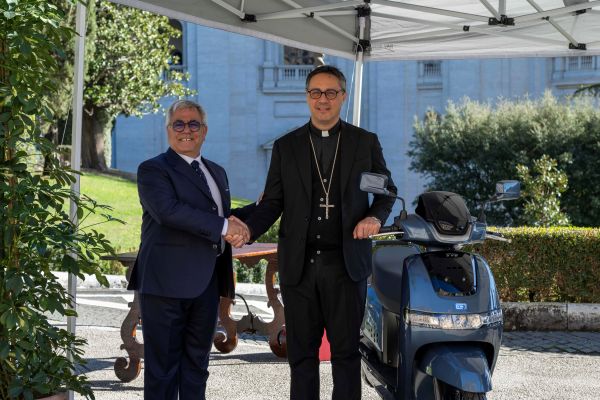 TVS MOTOR DELIVERS TWO iQUBES TO THE GOVERNORATE OF VATICAN CITY STATE 